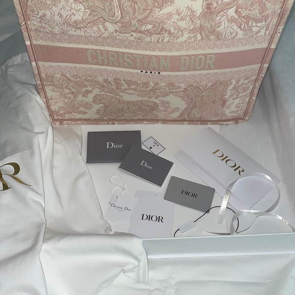 LARGE DIOR BOOK TOTE
Pink Toile de Jouy Embroidery - Picture 2 of 10